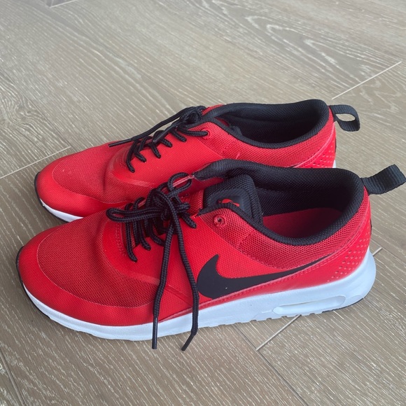 NIKE WOMEN’S AIR MAX THEA Red/Black Size 8 US - Picture 4 of 5